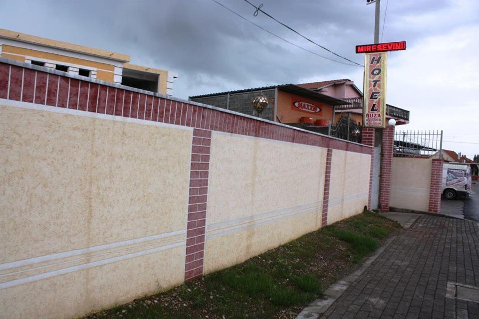 Hotel Buza New Shtoj エクステリア 写真